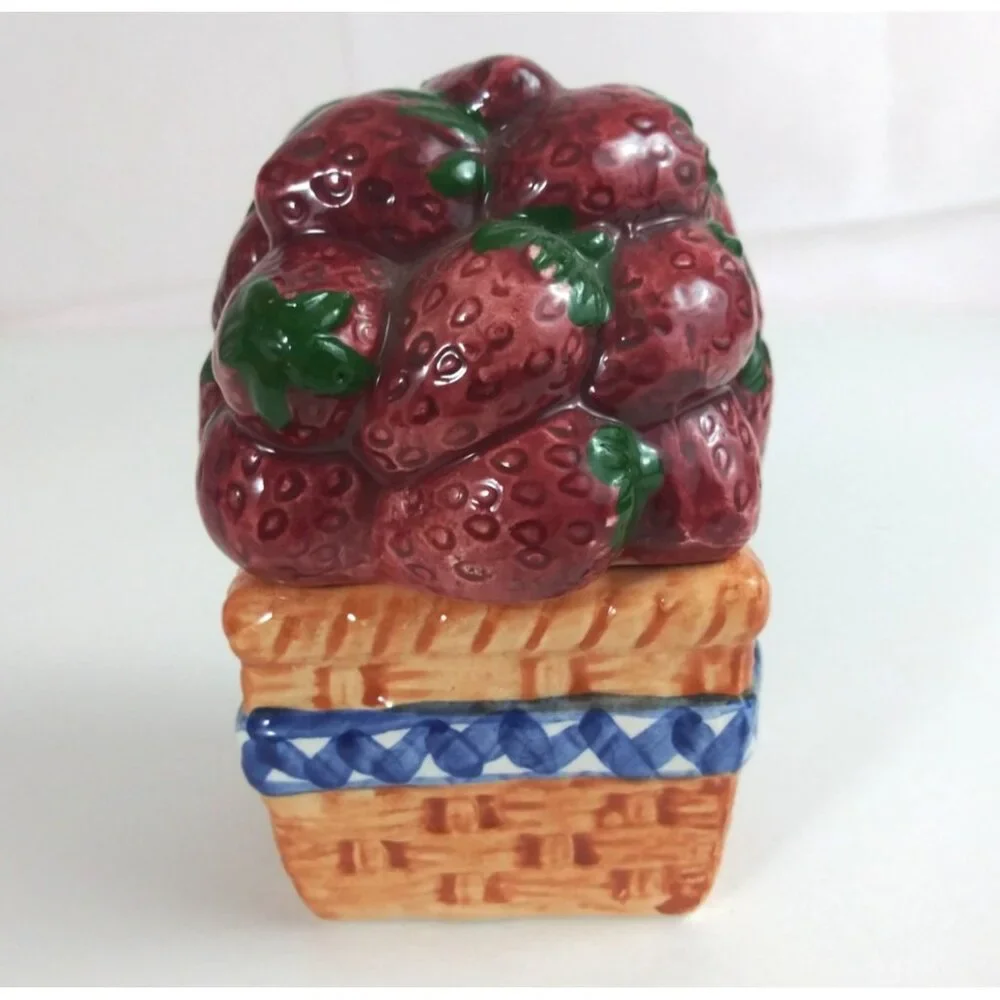 Vintage Basket Of Strawberries Salt & Pepper Shakers - Picture 2 of 11